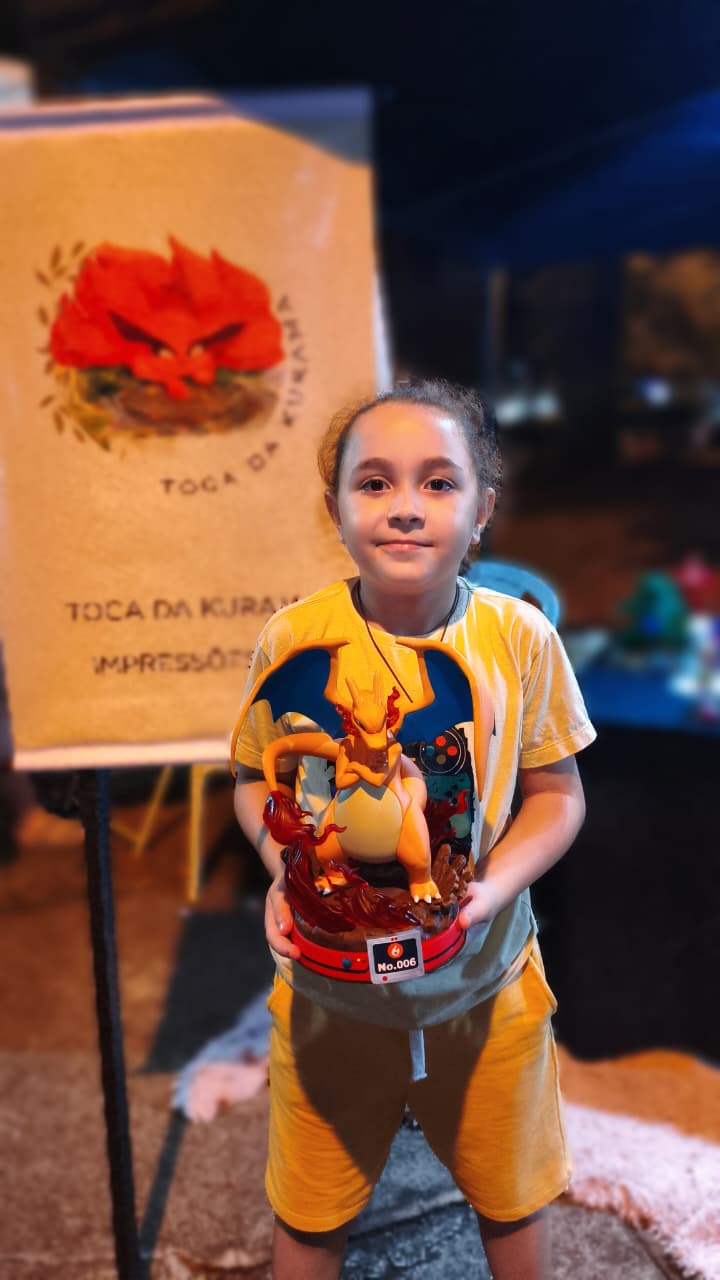 Bryan com uma peça Pokémon da Toca da Kurama